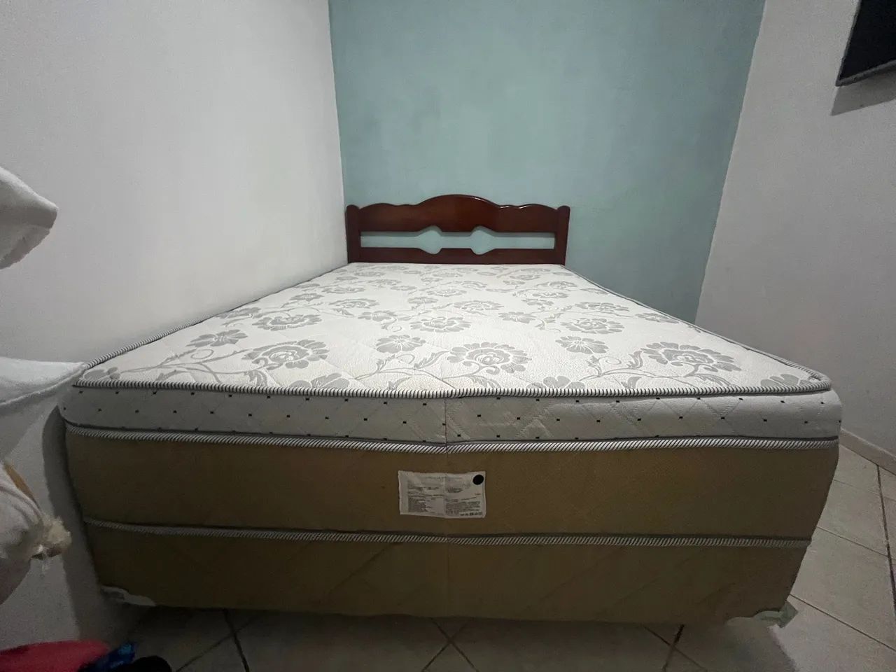 Vende-se duas camas box de casal 