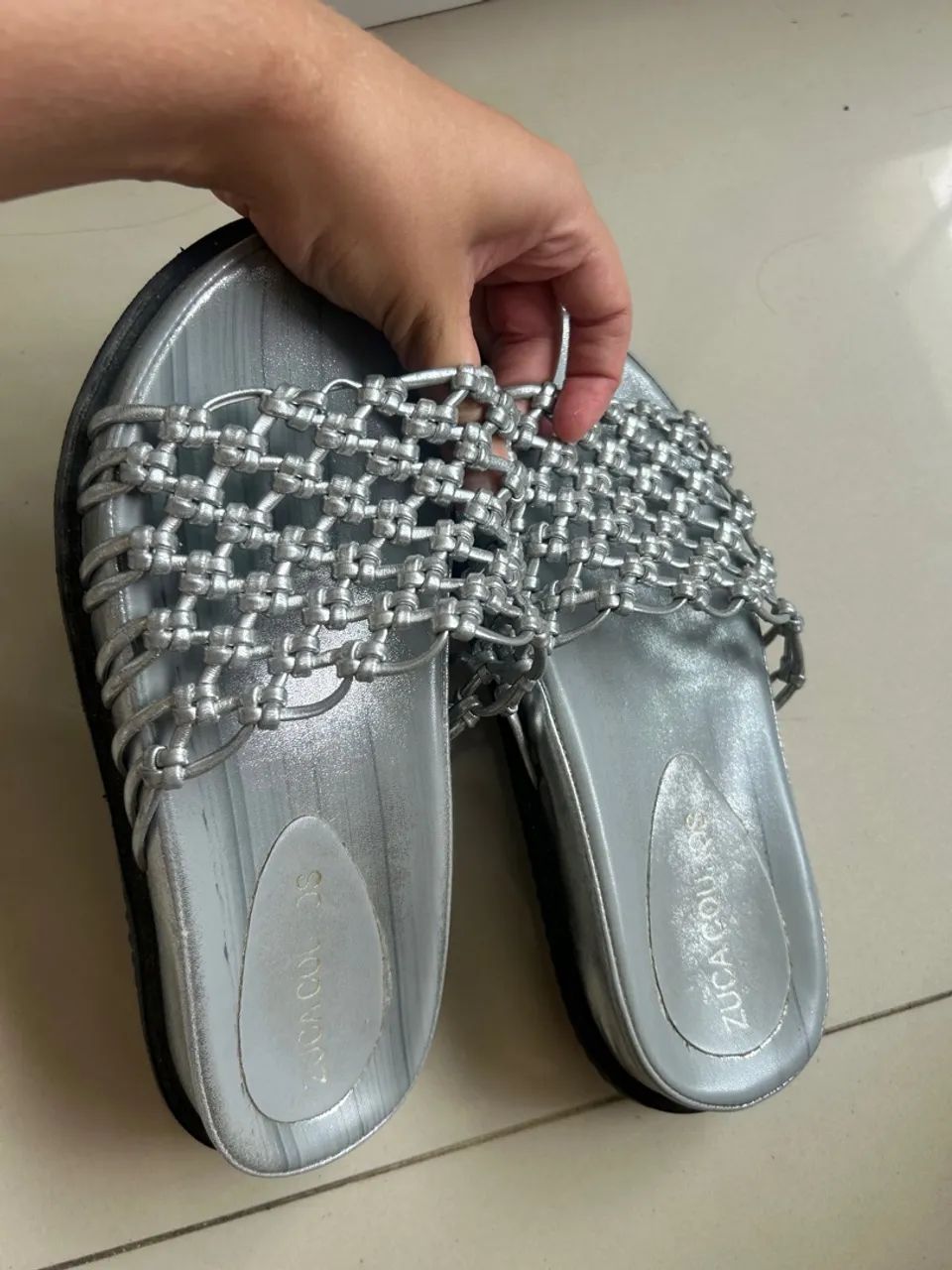 Sandália Slide Prateada Zuca Colos - Foto 2