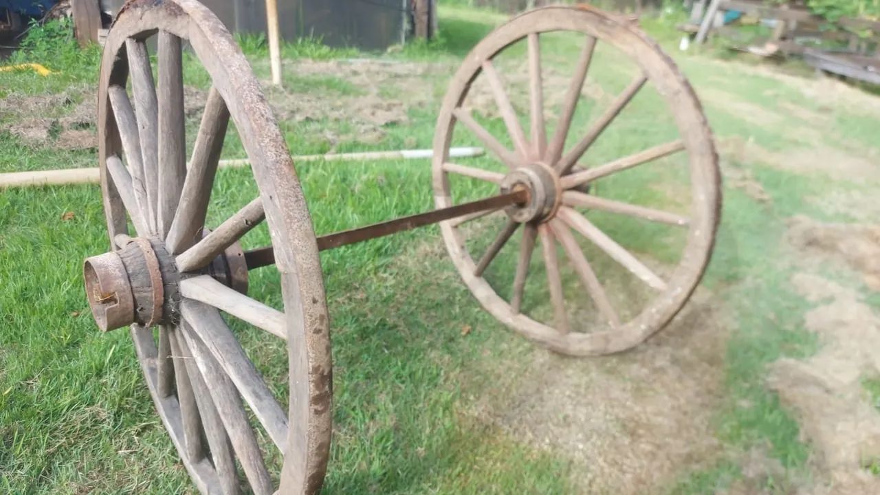 Rodas antigas de madeira de carroção originais. - Foto 3