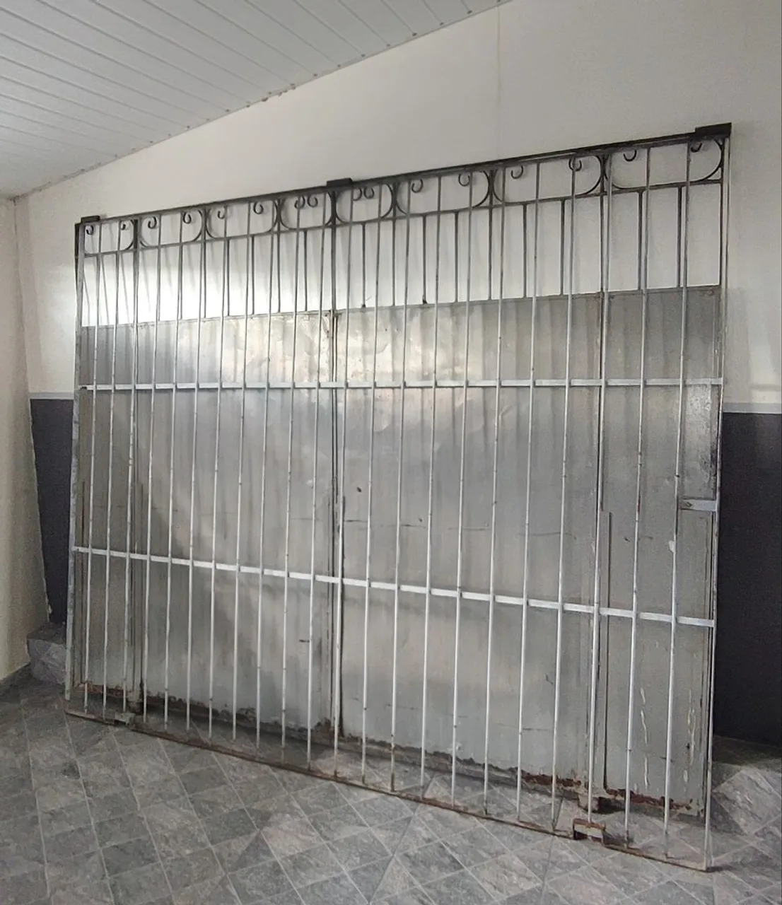 Portão de ferro duplo para área externa