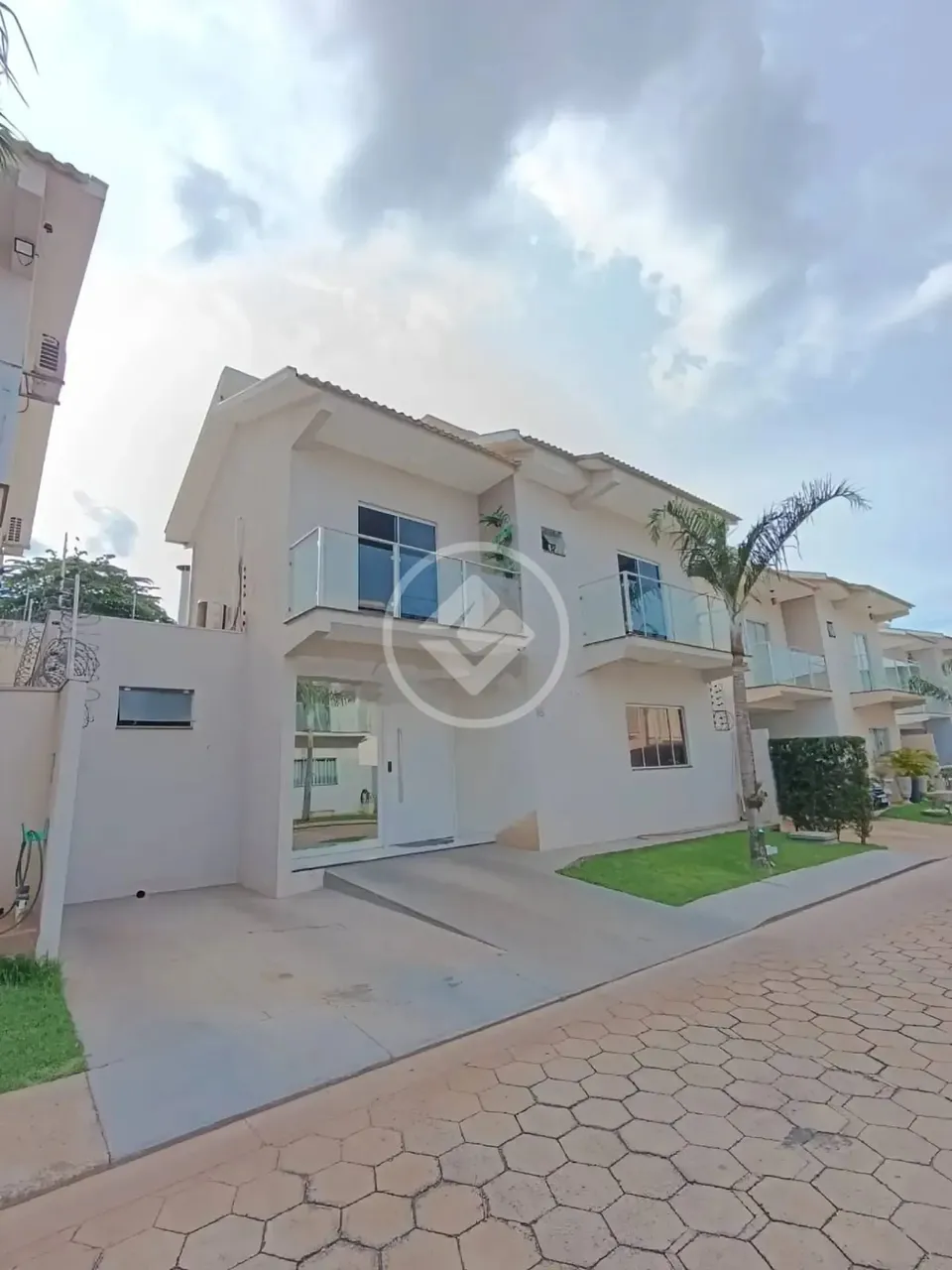 Vende-se Sobrado Mobiliado - Cond. Pampulha em Várzea grande - 195m2 - 4 Suítes - Piscina 