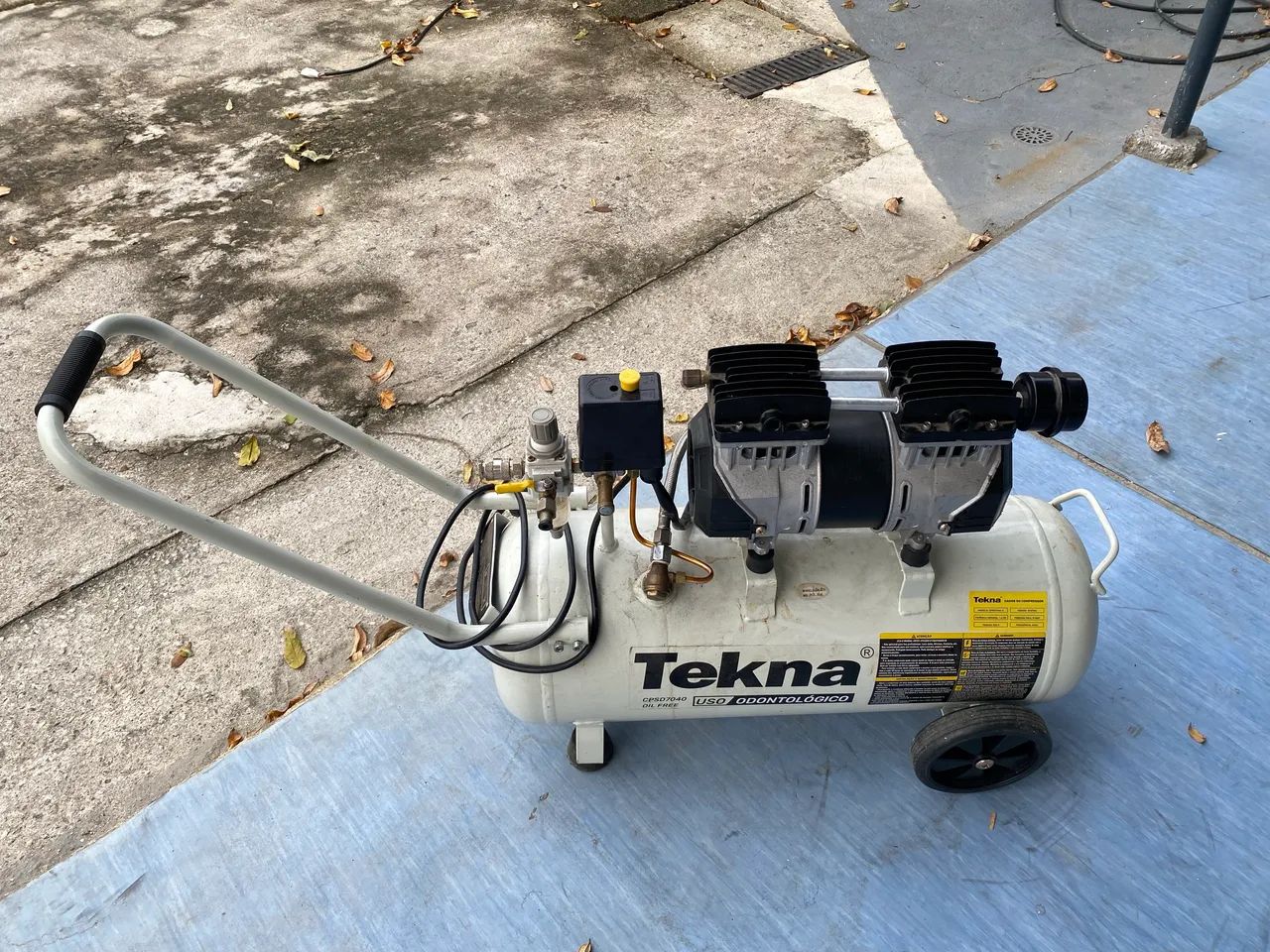 Compressor odontológico tekna 35Litros 7040 - Equipamentos Médicos