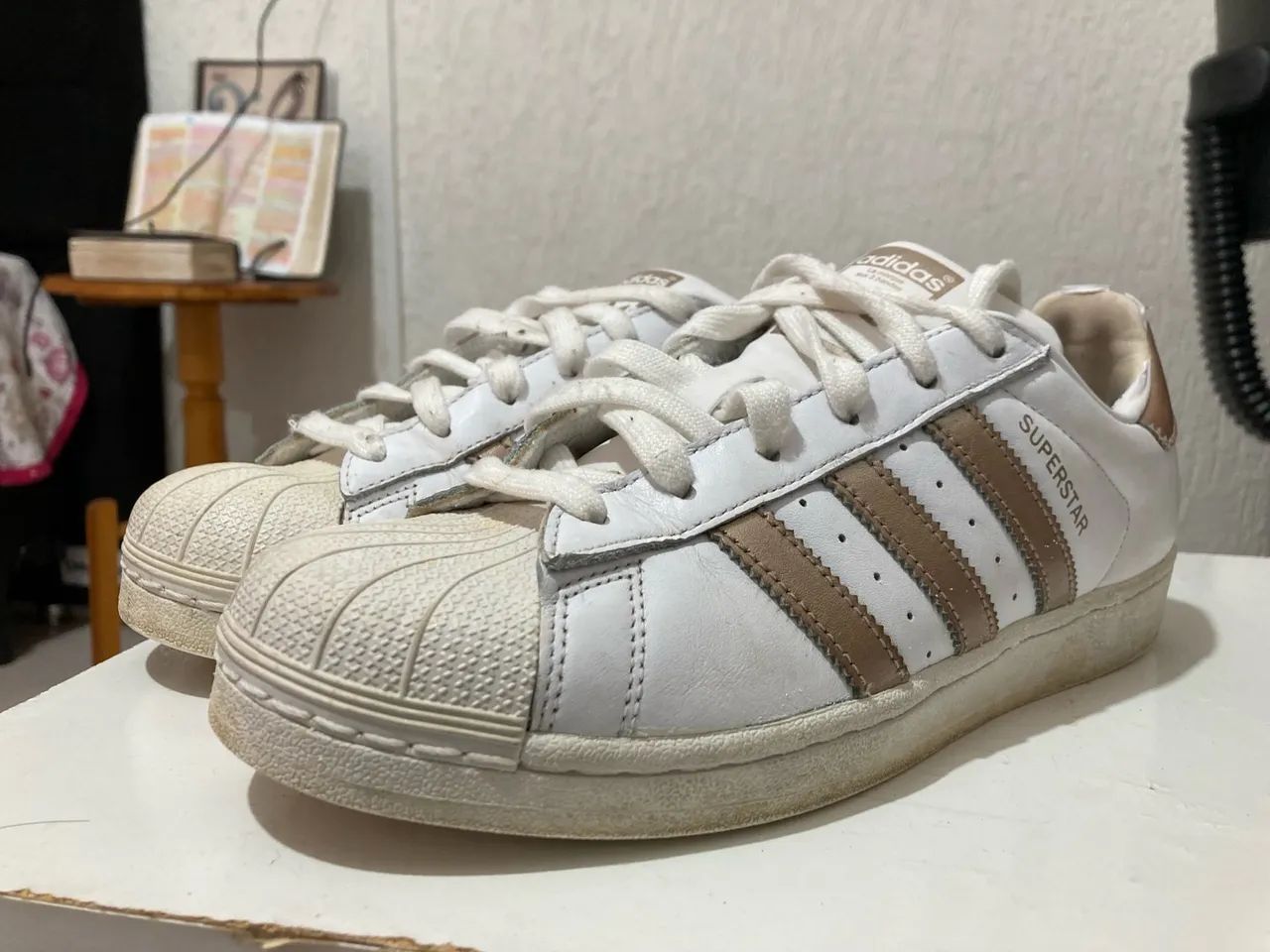 Tênis Adidas Superstar Branco com Detalhes Dourados - Foto 4