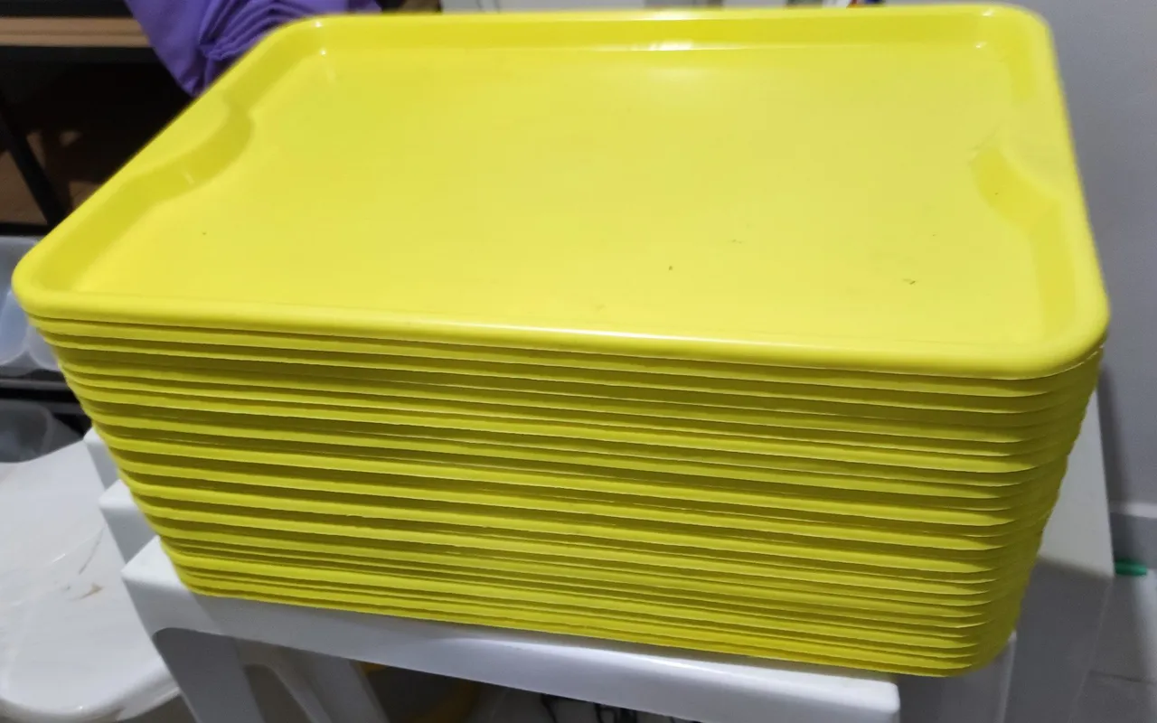 Bandejas plásticas amarelas para comércio