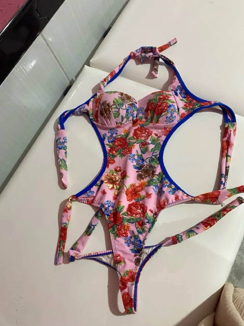 Body floral rosa com detalhes em azul