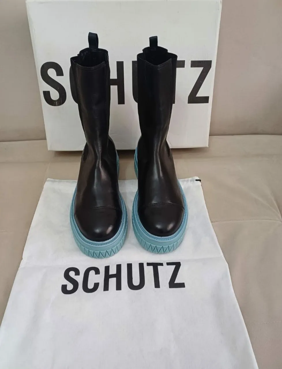 Bota Chelsea Tratorada Preta com Sola Azul