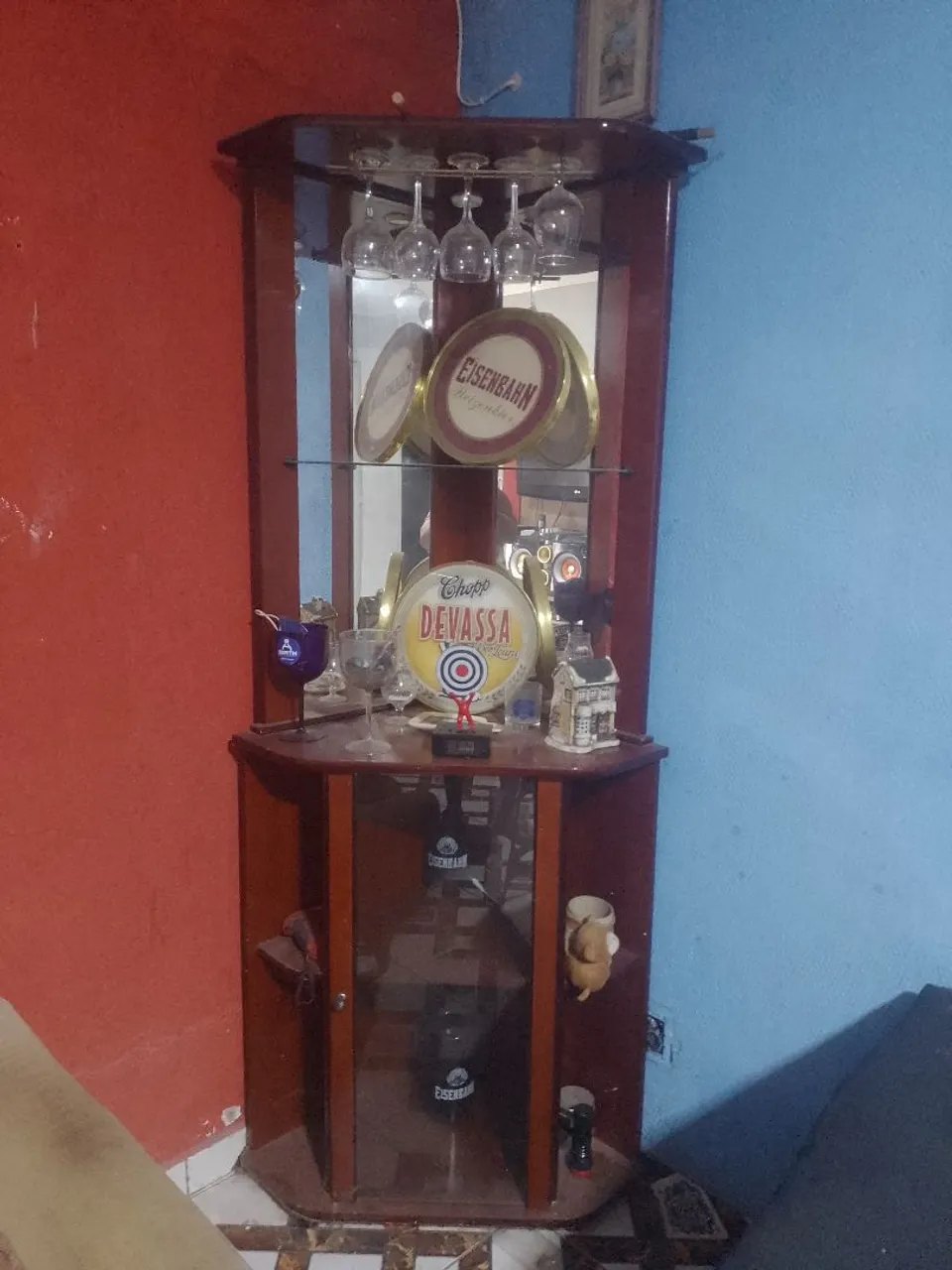 Vendido um barzinho para sala com as taça