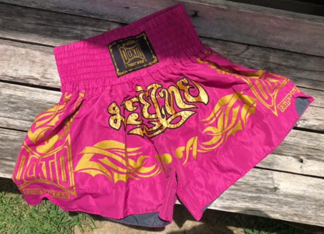 Shorts Muay Thai Rosa com Detalhes Dourados - Fight Wear