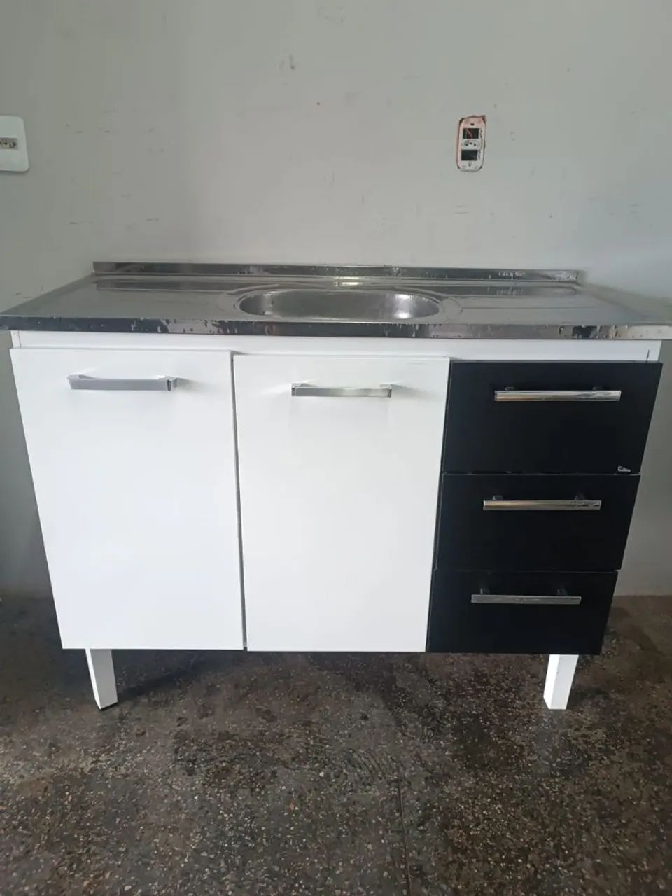 Armário de Cozinha Branco e Preto com Pia