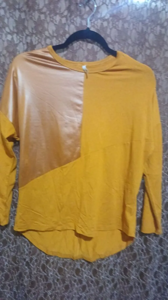 Blusa Amarela com Detalhe em Tom Diferente