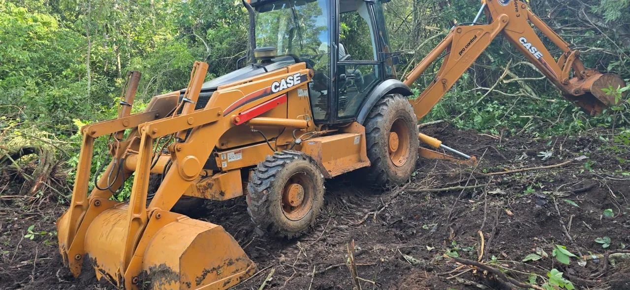 Retroescavadeira CASE 580 - 2011 - Foto 2
