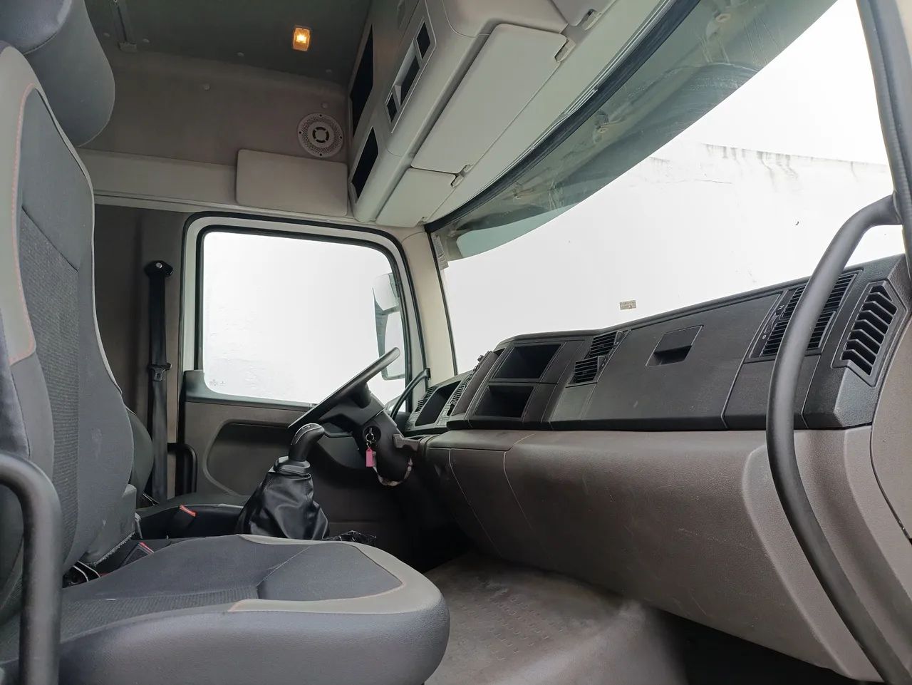 Caminhão VW Constellation 24.280 - Baú 2022 Teto Alto Leito 6x2 Automatico - Foto 6