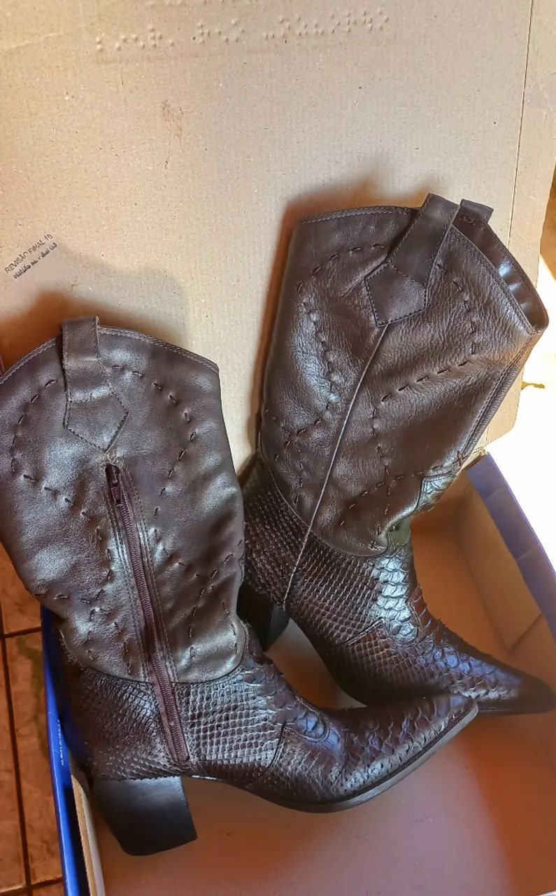 Botas de Couro Marrom