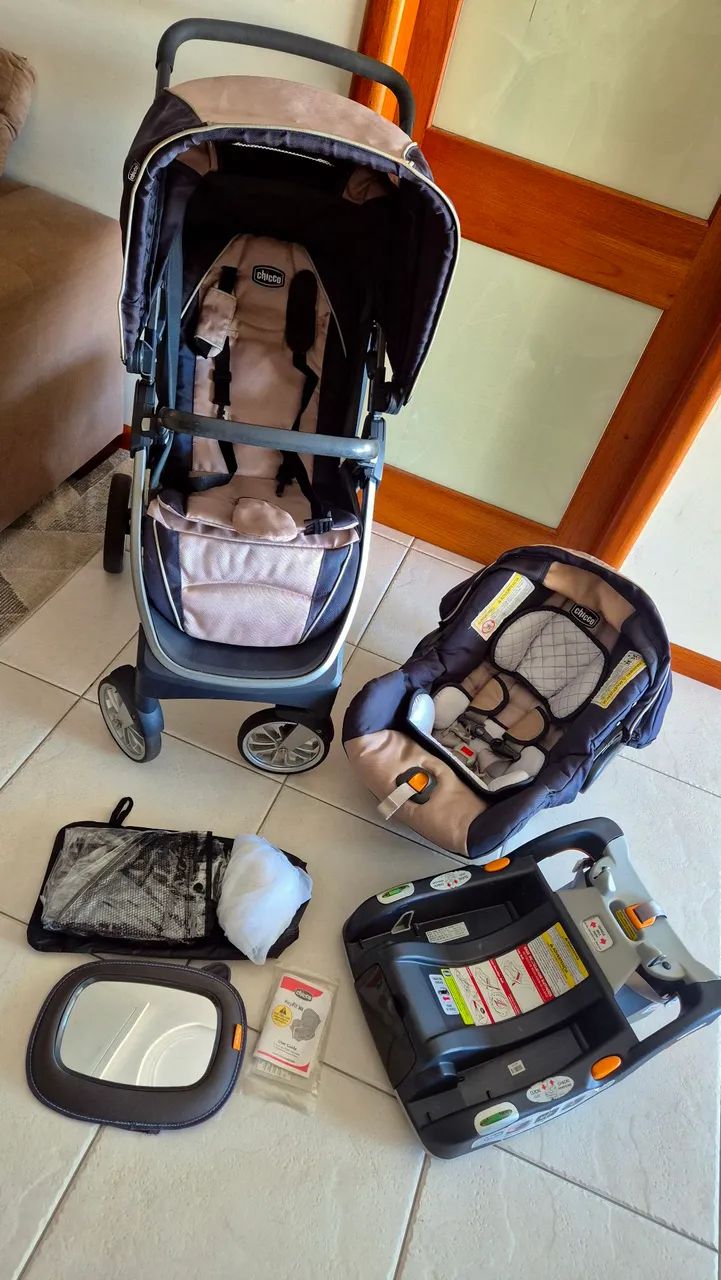 Carrinho de Bebê Bravo/Chicco com Bebê Conforto e Base Isofix 