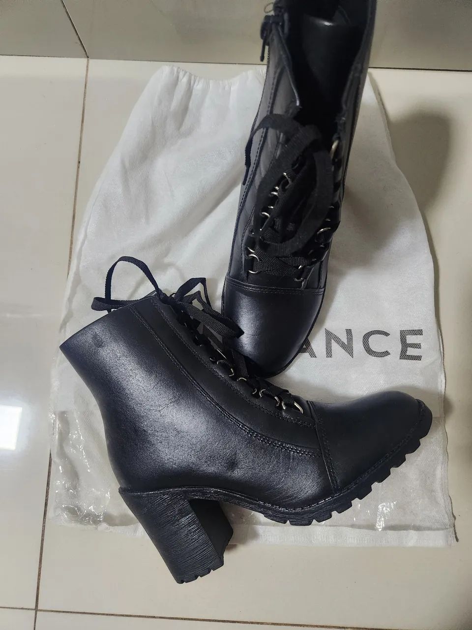 Botas Feminina Constance de Couro Preto com Cadarço - Foto 3