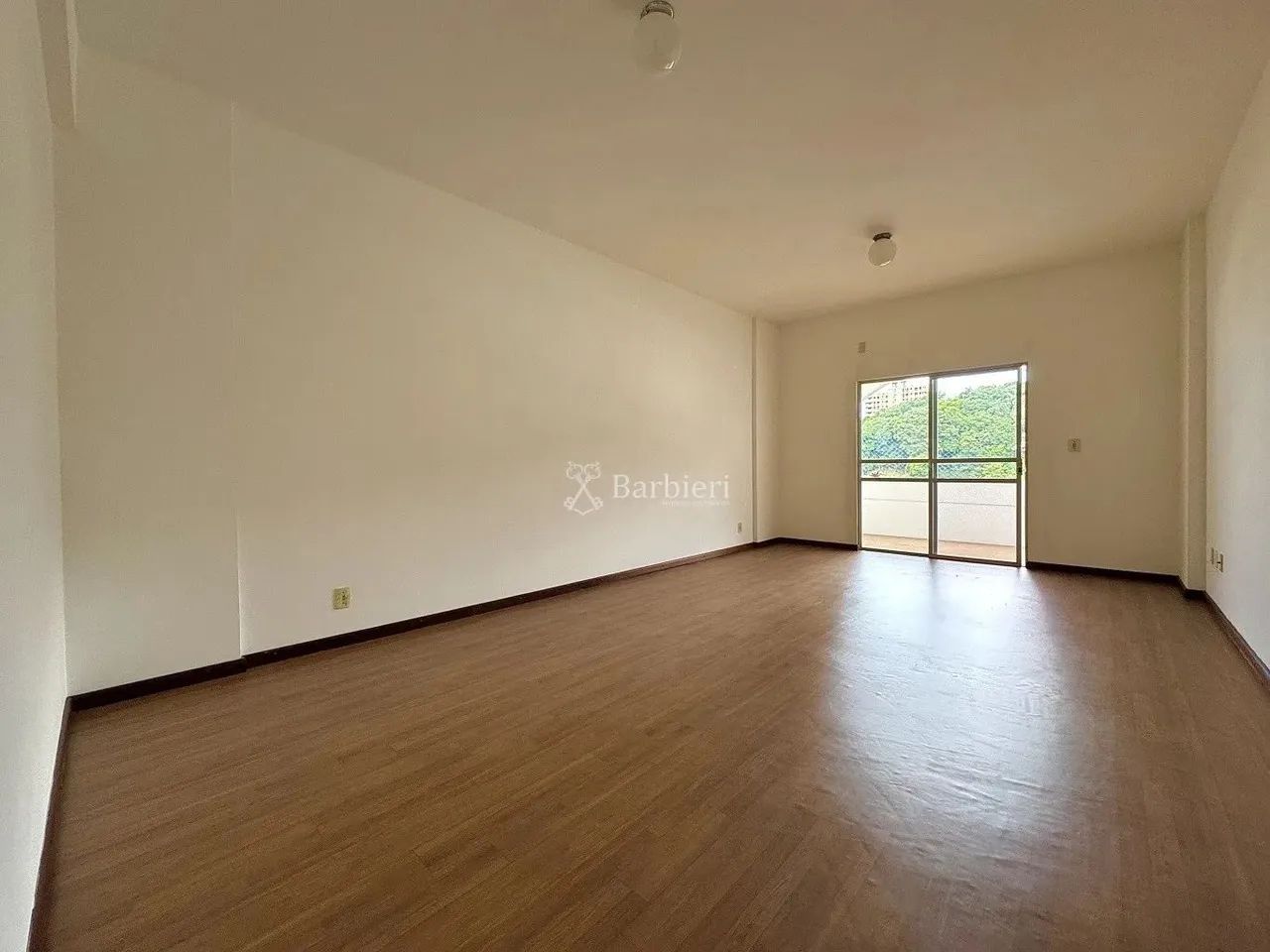 Apartamento amplo com 3 quartos sendo 2 suítes para Locação no Centro de Blumenau/SC - Foto 2