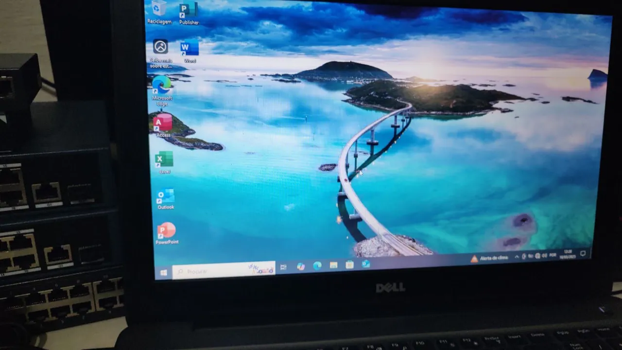 Notebook Dell com tela de 15 polegadas. 16G de RAM. I5 7 Geração. Super novo.