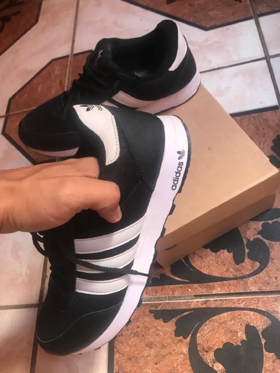 Tênis Adidas Preto e Branco