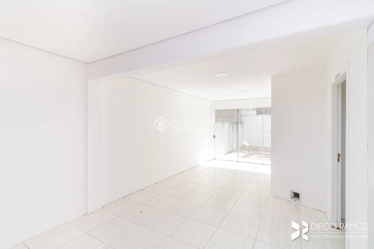 Loja Comercial Reformada para Locação - 2 Andares + Vitrine de Vidro - Foto 8