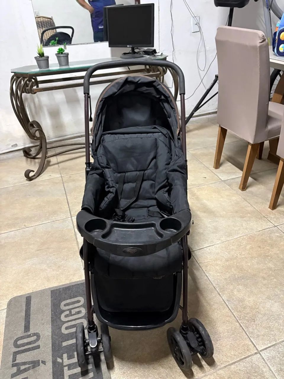 Carrinho com bebê conforto para bebê 