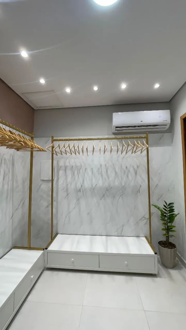 Vendo araras com móvel em MDF para lojas de roupas  - Foto 4