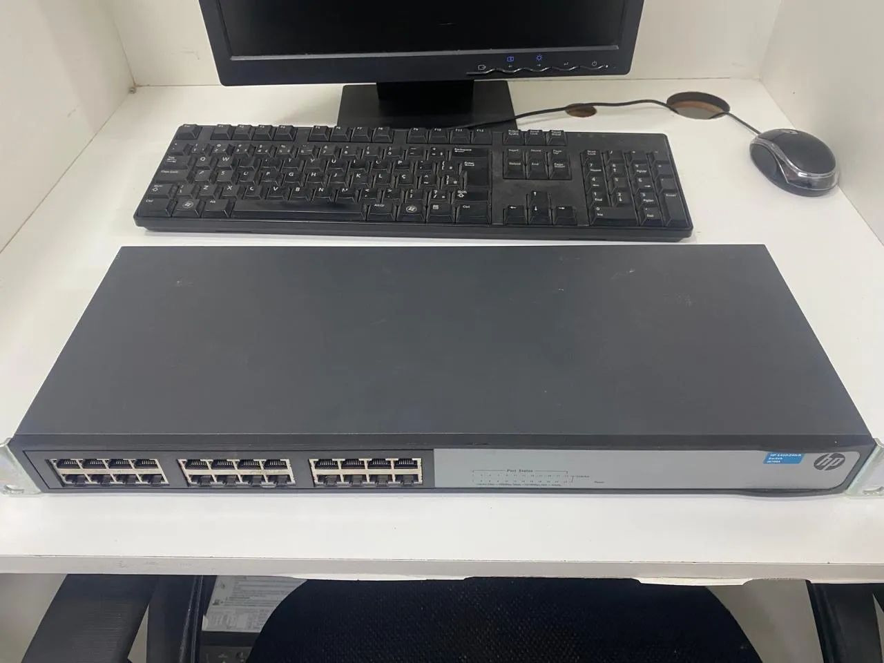 Switch de rede HP 1410-24G, modelo JG708A.