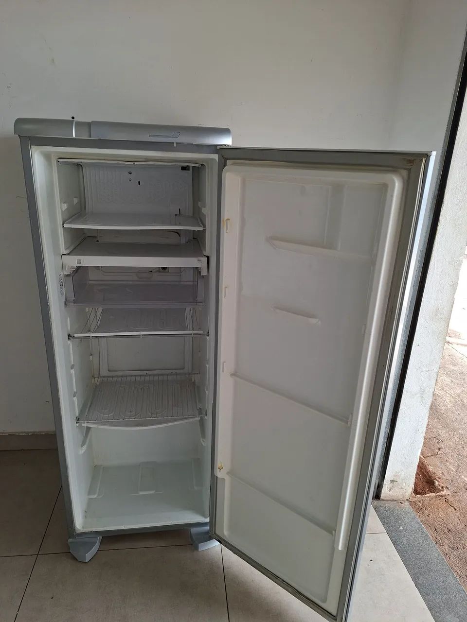 Freezer vertical Electrolux 220v - Foto 3