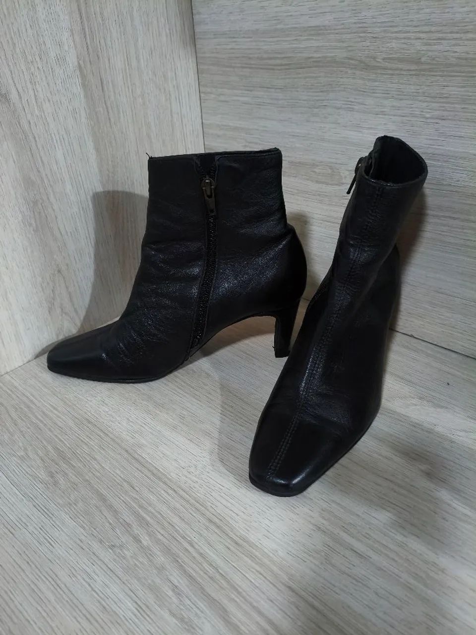 Bota feminina cano curto couro  - Foto 2
