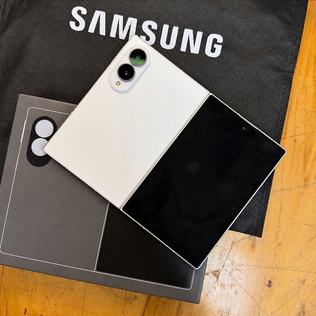 Samsung Galaxy Z Fold 8 5G, 256/12GB RAM, cores: preto e branco