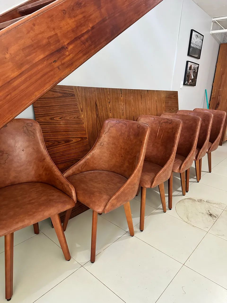     Kit Sala de Jantar Completo - Mesa + Cadeiras em Ótimo estado