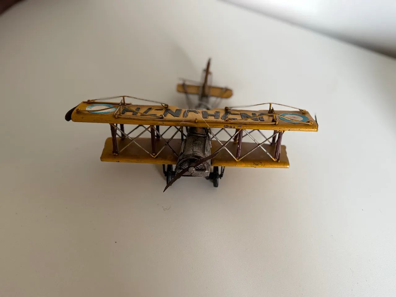 Avião biplano de metal vintage - Decorativo - Foto 3