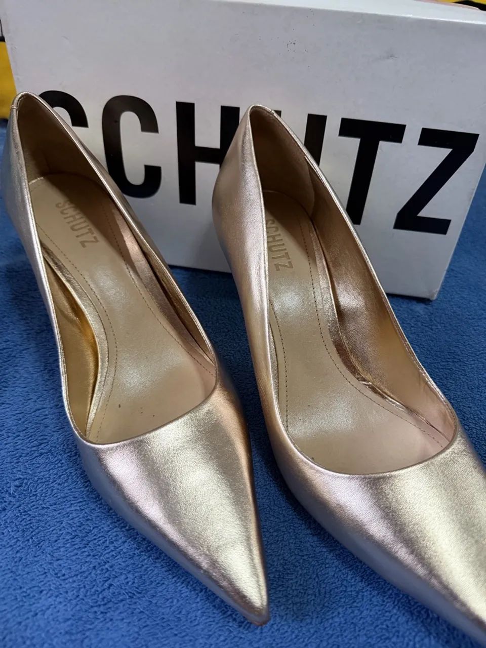 Scarpin Schütz 39 dourado 