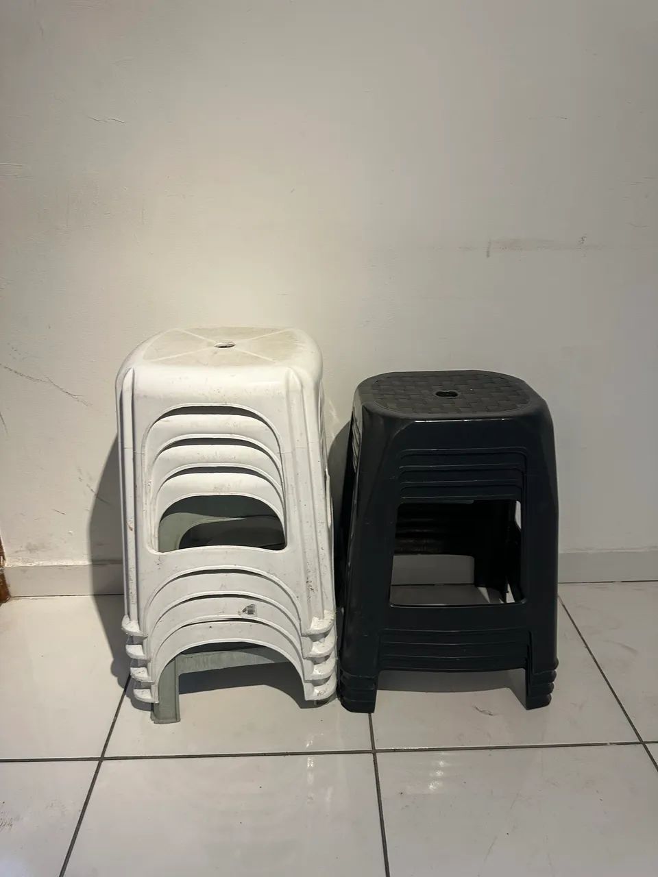 8 banquinhos de plásticos