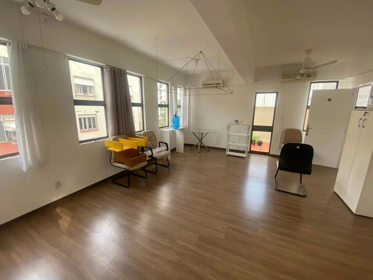 Sala comercial, ensolarada e arejada com 2 terraços. - Foto 3