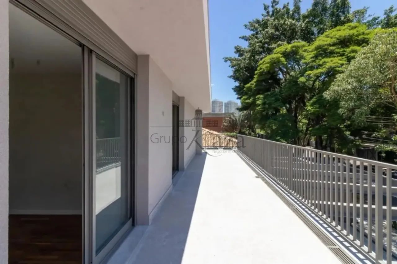 Oportunidade - Casa Sobrado - Alto de Pinheiros - 4 Suítes - 371m².