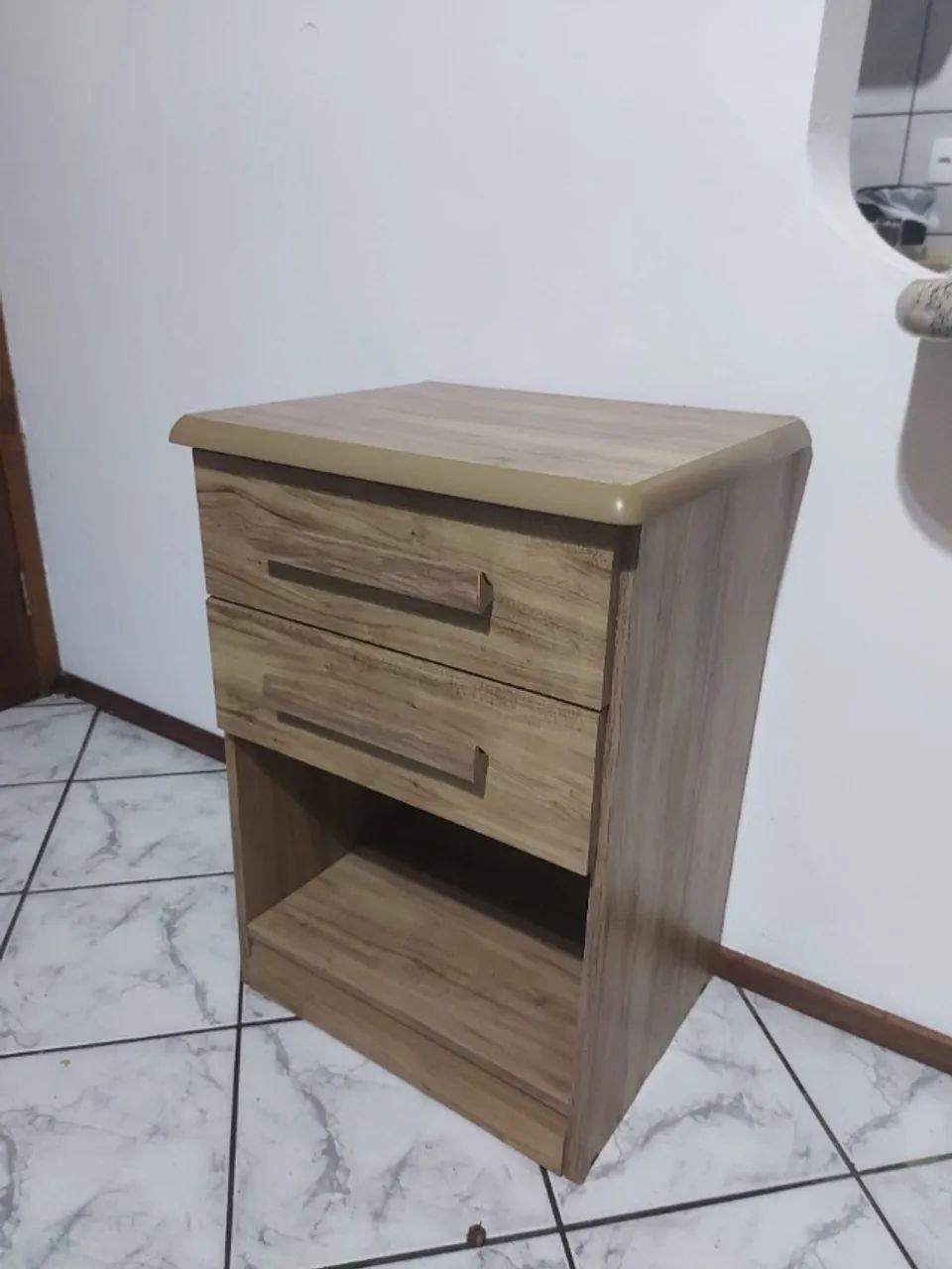 Mesa cabeceira com 2 gavetas e nicho