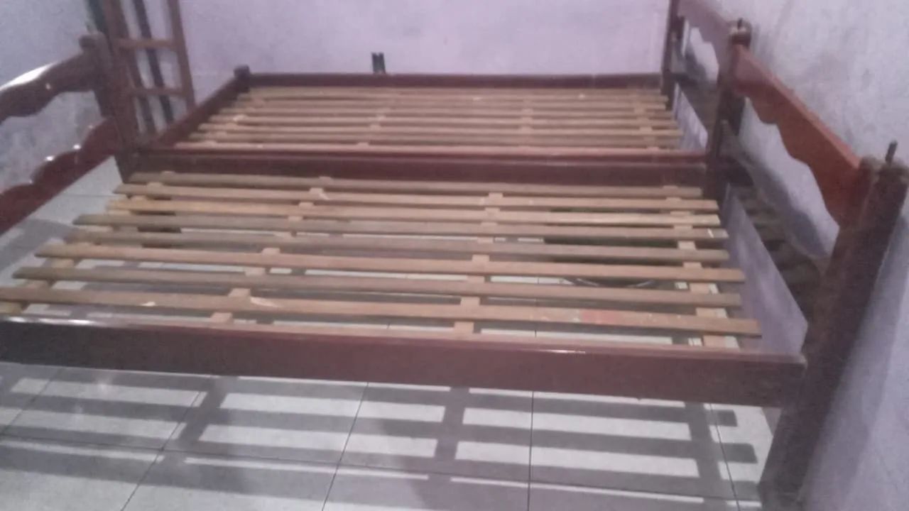 Vende-se cama de madeira 