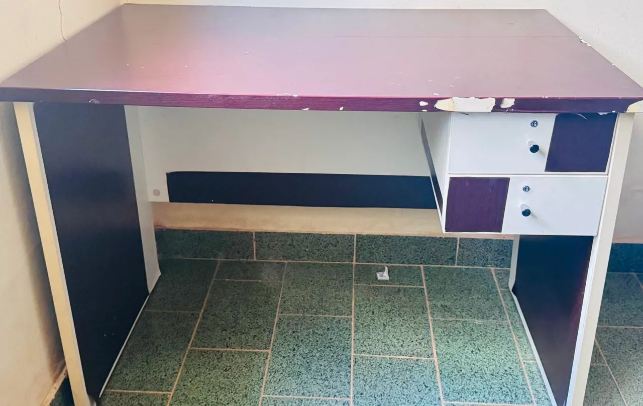 Escrivaninha 1m com gavetas (estrutura firme)  - Foto 2