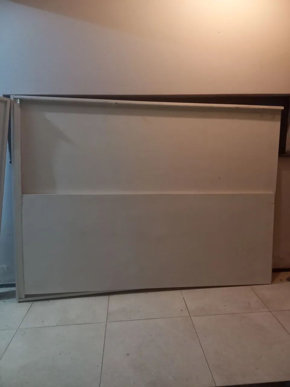 Vendo porta divisoria com corredice, de 2,30 de altura com 1,60 de largura conservada - Foto 4