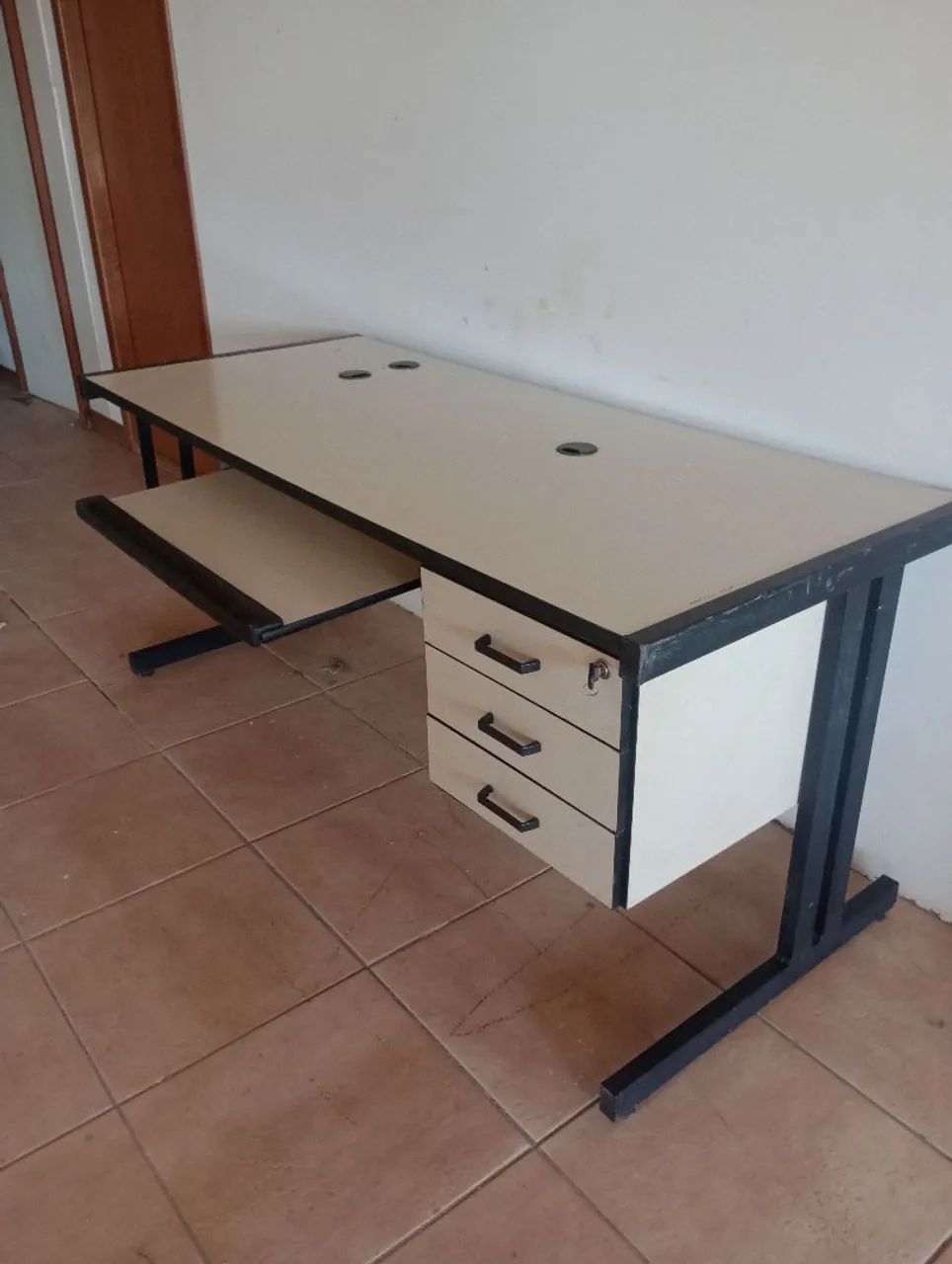 MESA DE COMPUTADOR COM ESPAÇO PARA CPU IMPRESSORA E MUITO MAIS TEM 3 GAVETAS CHAVEADAS  - Foto 4