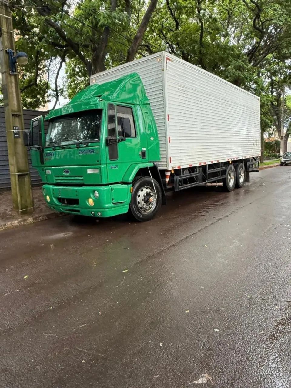 Ford Cargo 2428E Baú - Foto 3