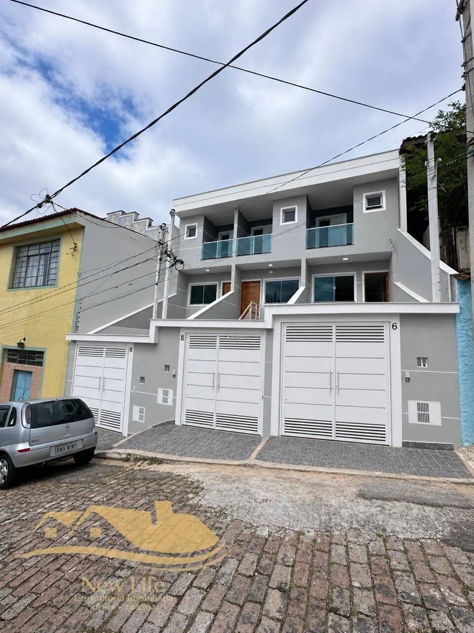Oportunidade! Sobrado Impecável com Suíte e Sacada na Zona Norte