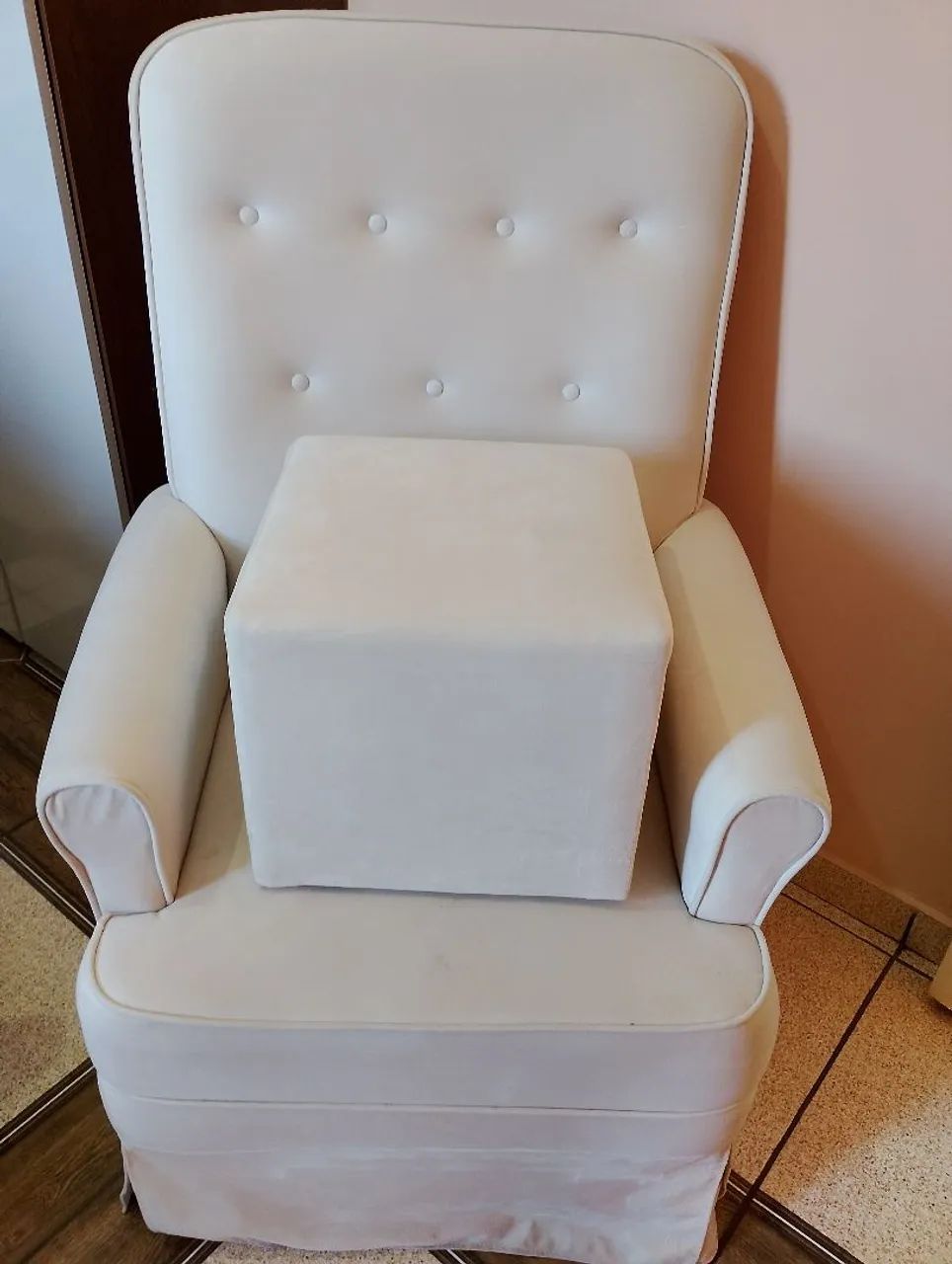 Poltrona de amamentação com puff,e de brinde uma almofada!! - Foto 4