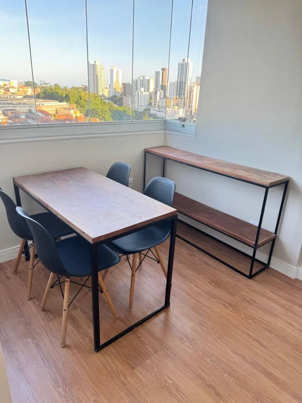 CONJUNTO MESA  + 4 CADEIRAS + APARADOR