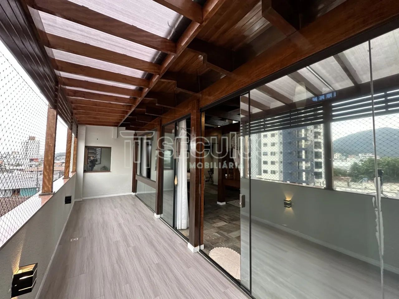 EXCELENTE APARAMENTO DUPLEX NO CENTRO - Foto 5