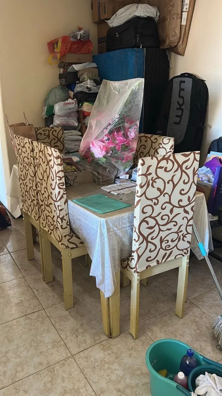 Mesa de jantar com 6 cadeiras