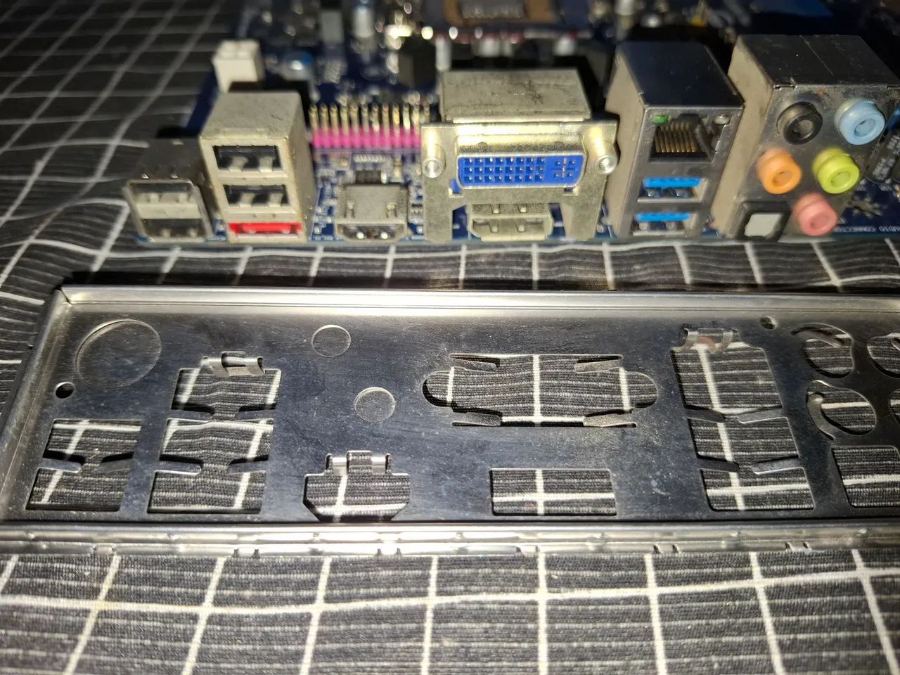 Intel Desktop Board DH77EB, um modelo azul no formato micro ATX com socket LGA 1155 - Foto 2