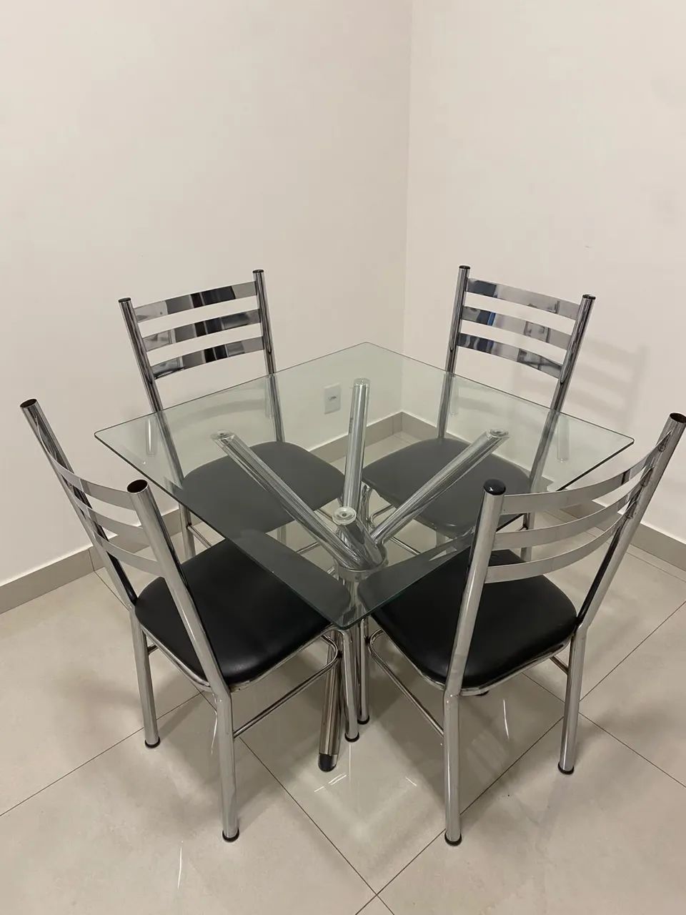 Mesa com tampo de vidro, com 4 cadeiras. - Foto 2