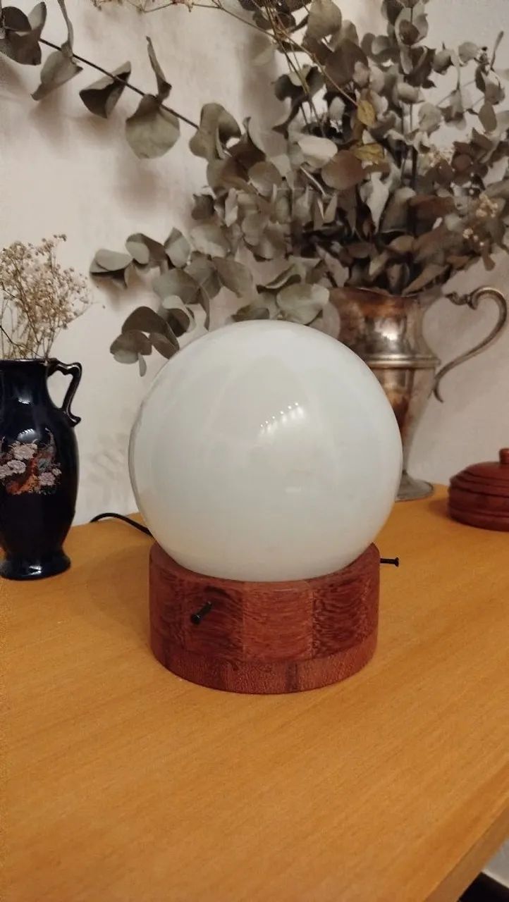 Luminária com base em madeira torneada segmentada, cúpula de opalina em forma de esfera  - Foto 2