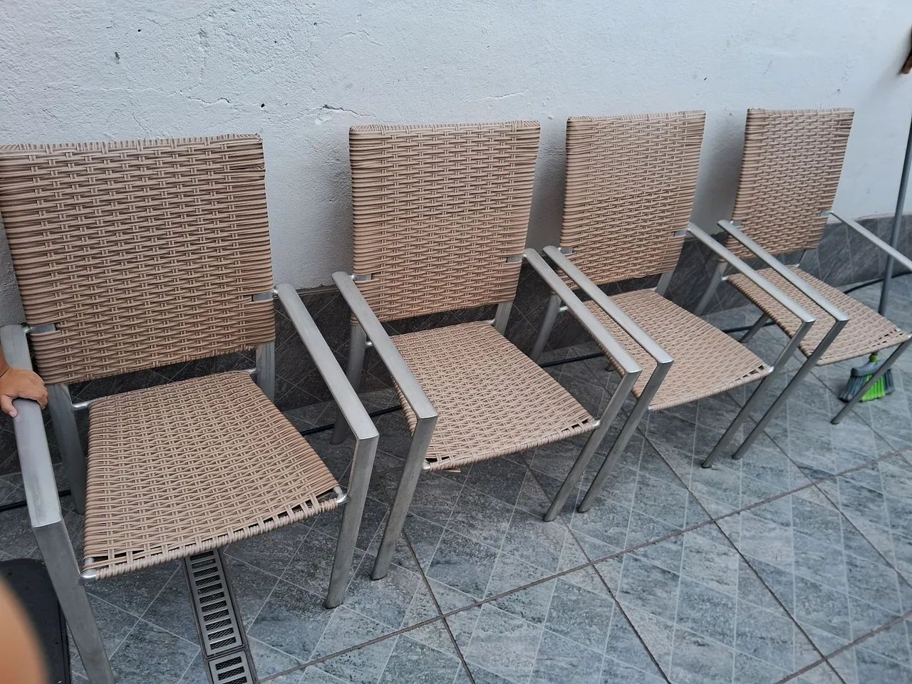 Mesa de alumínio com tampo de vidro e 4 cadeiras - Foto 5